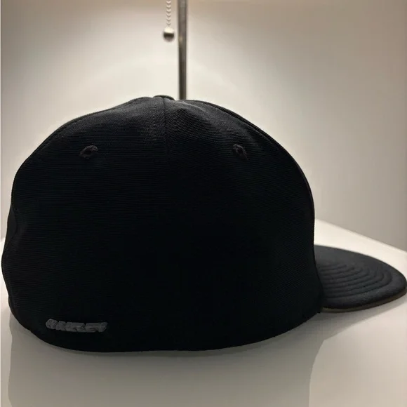 Oakley Men's Black Cap with Silver Logo - Picture 3 of 6
